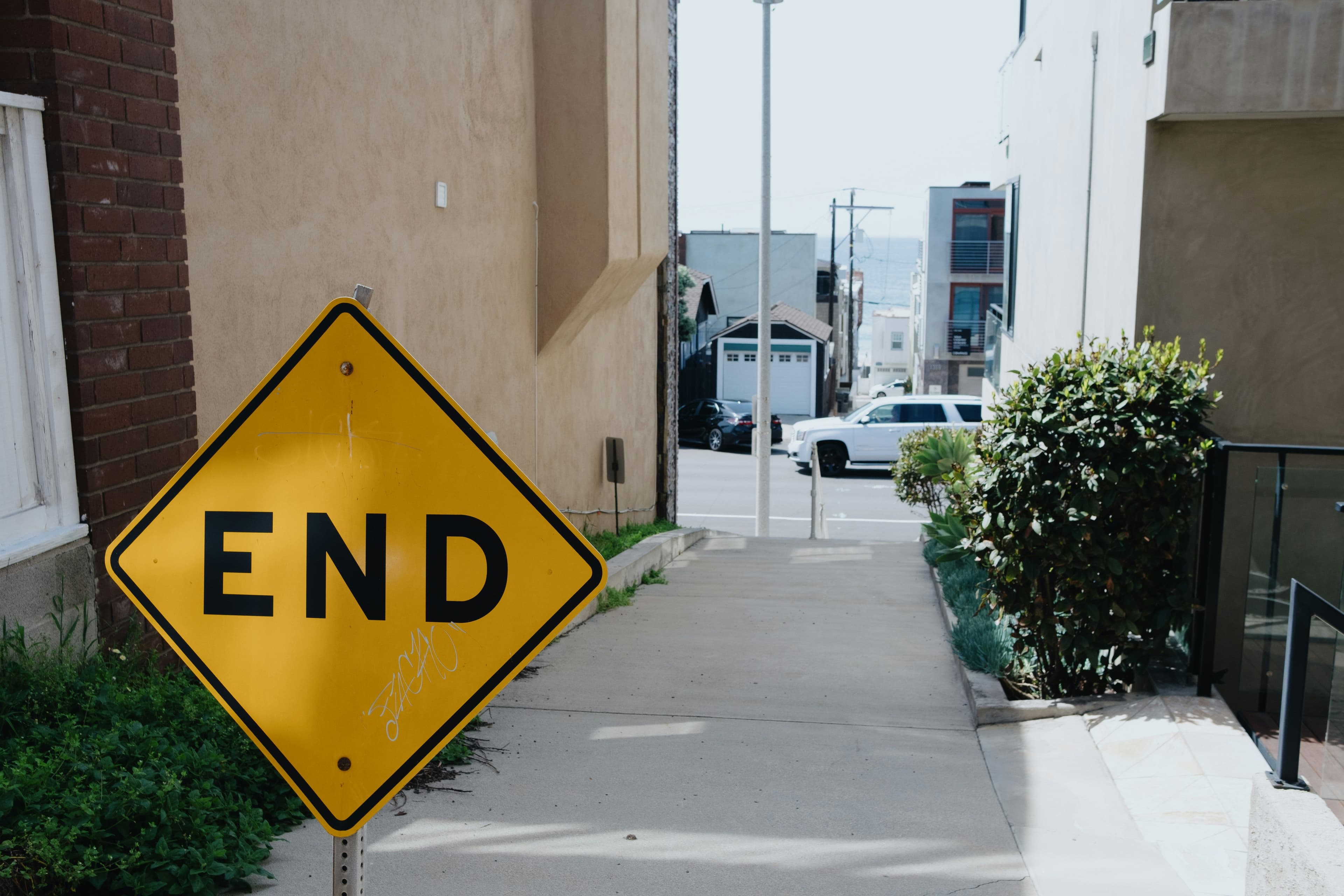 Traditional CMS vs. headless architecture: the end of monolithic platforms in B2B